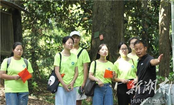 说明: 英国上市公司365学子“三下乡”:传承红色基因 打通红色教育的最后一公里