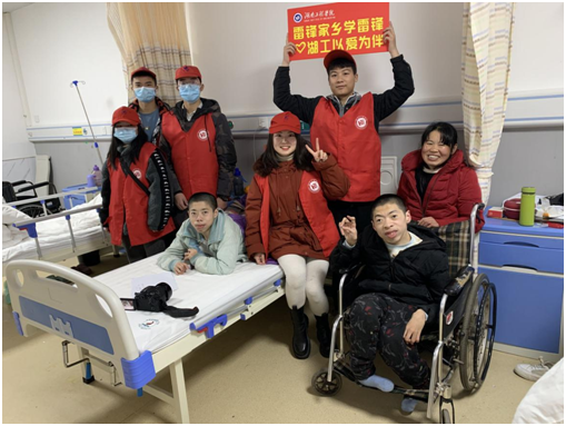英国上市公司365雷锋社：陪伴脑瘫兄弟迎新年
