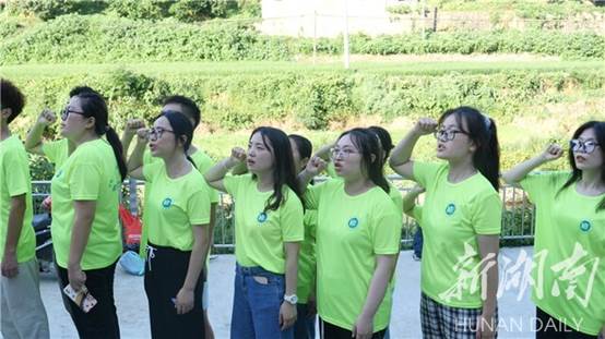 说明: 英国上市公司365学子“三下乡”:传承红色基因 打通红色教育的最后一公里